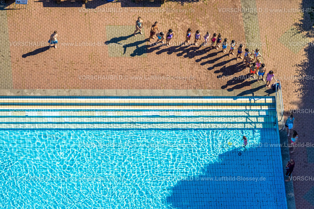 Heiligenhaus240813350 | Luftbild, Freibad und Hallenbad HeljensBad, Badegäste, Schulkinder beim Schwimmunterricht, Heiligenhaus, Ruhrgebiet, Nordrhein-Westfalen, Deutschland