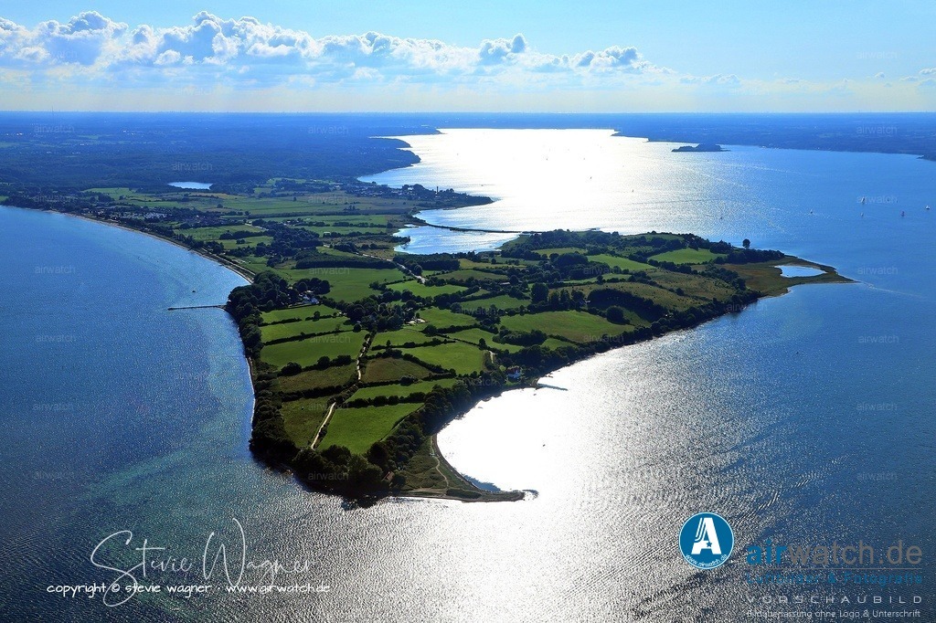 Luftbild Halbinsel Holnis bei Glücksburg - Die Holnis Nordspitze ist ein beliebter Natur- und Aussichtspunkt | Die Holnis Nordspitze ist ein beliebter Natur- und Aussichtspunkt an der Ostsee und markiert eine der nördlichsten Stellen Schleswig-Holsteins. Historisch gesehen gehörte das Gebiet um Holnis zur Region Angeln und hat eine lange dänisch-deutsche Grenzgeschichte, die sich bis ins 19. Jahrhundert zurückverfolgen lässt.