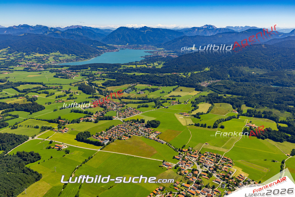 Aktuelles Luftbild von  Waakirchen - Die Luftaufnahme wurde 2022 mittels UL-Flugzeug erstellt ( keine Drohne ) - hochauflösende Kamera-Systeme von  Canon -Beste Qualität - Für grossformatige Ausdrucke geeignet. Die Geschenkidee !