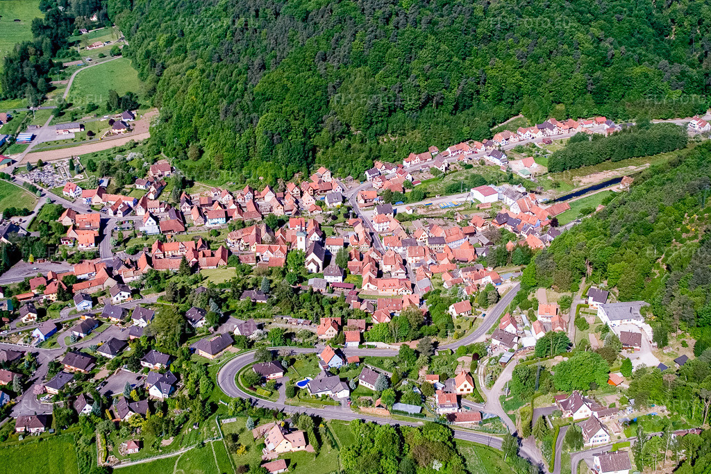 Vue aérienne: Champs agricoles et terres arables à Rothbach dans le département Bas Rhin, France. Photo: IMG_10857.jpg prise le 12/05/2008 par Werner Riehm/FLY-FOTO.eu – Résolution de l'original: 3456 x 2304 px