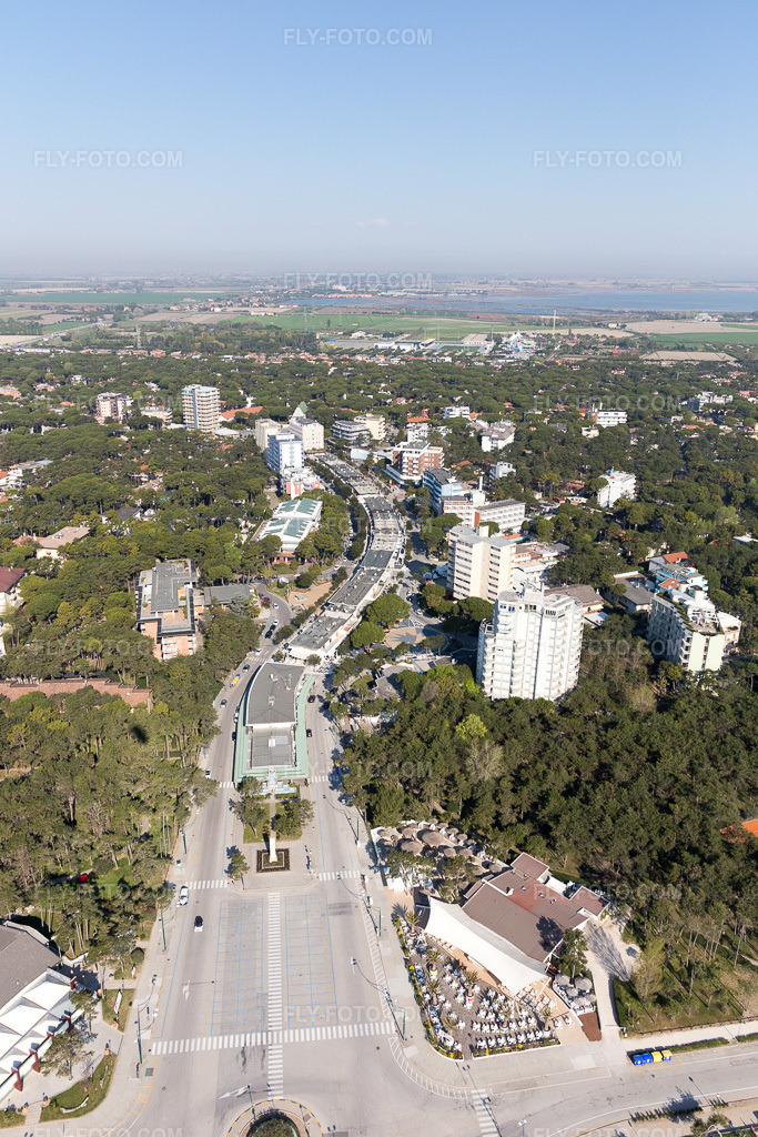 Aerial view: View of the town in Lignano Pineta in the state Friuli Venezia Giulia, Italy. – Photo: IMG_098023.jpg taken on 04/03/2017 by Werner Riehm/FLY-FOTO.com – Resolution of the original: 3648 x 5472 px