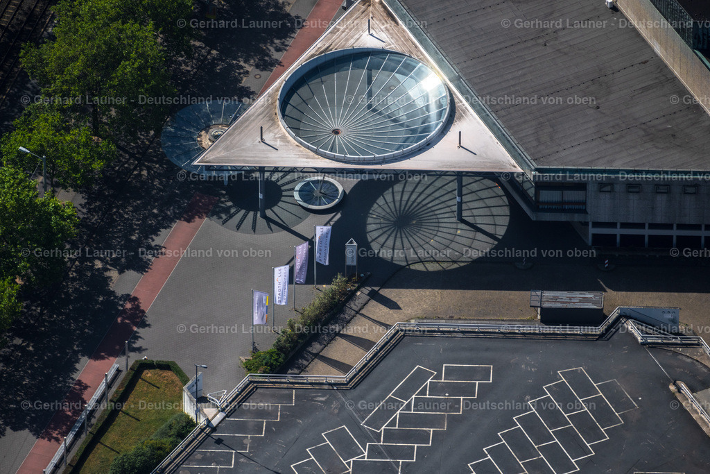 4035360 | BRAUNSCHWEIG 31.07.2020 Dachkonstruktion auf dem Gebäude der Veranstaltungshalle Stadthalle im Ortsteil St. Leonhard in Braunschweig im Bundesland Niedersachsen, Deutschland. Weiterführende Informationen bei: Stadthalle Braunschweig Betriebsgesellschaft mbH. // Building of the indoor arena Stadthalle in the district St. Leonhard in Brunswick in the state Lower Saxony, Germany. Further information at: Stadthalle Braunschweig Betriebsgesellschaft mbH. Foto: Gerhard Launer