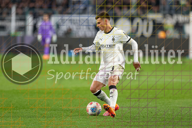 Borussia Mönchengladbach vs SC Freiburg - Bundesliga  | Mönchengladbach, Deutschland, 05.10.25:   Yannik Engelhardt (Borussia Mönchengladbach) in Aktion am Ball, Einzelaktion waehrend des Spiels der Bundesliga zwischen Borussia Mönchengladbach vs SC Freiburg im Stadion im Borussia Park(Foto von Brauer-Fotoagentur / Adrian Schlueter)