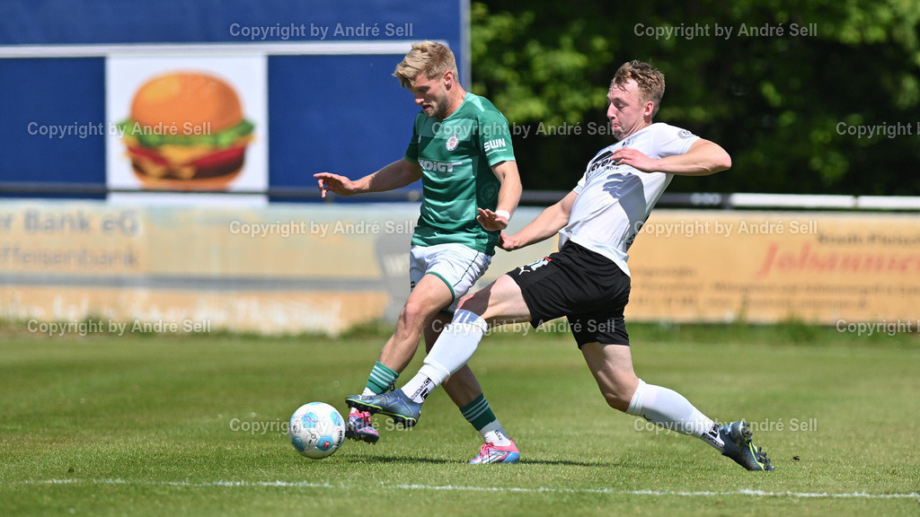 Eckernförder SV vs PSV Neumünster | Timo Bamler (ESV #16) / Nils Drauschke (PSV #8) / Fußball-Oberliga Männer 2024/2025 / Eckernförder SV vs PSV Neumünster / Stadtwerke-Arena / Eckernförde / 17.05.25 - Realisiert mit Pictrs.com