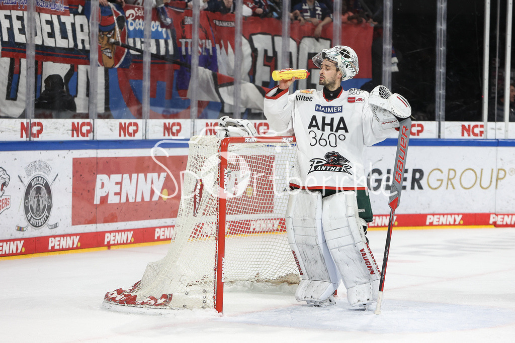 Nürnberg Ice Tigers - Augsburger Panther | Panther Keeper Dennis ENDRAS (AEV #44) nimmt einen Schluck aus der Flasche / Einzelfoto / Freisteller