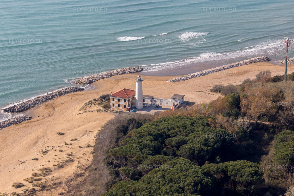 Vue aérienne: Vue de la ville à Lignano Riviera dans le département Frioul-Vénétie Julienne, Italie. Photo: IMG_098018.jpg prise le 03/04/2017 par Werner Riehm/FLY-FOTO.eu – Résolution de l'original: 5303 x 3535 px