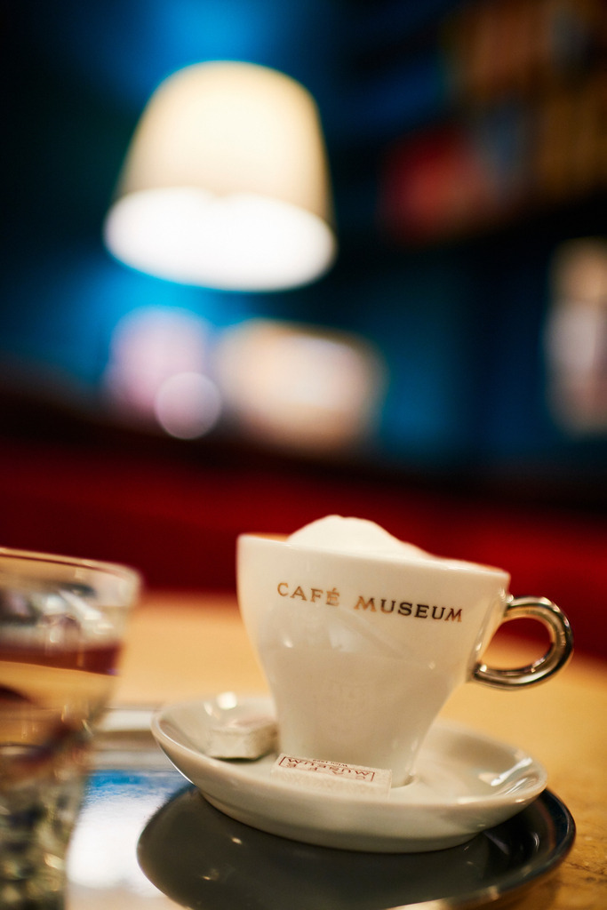 Cafe Museum | Wien, Austria - June 22, 2018: Café Museum, eine Tasse Melange und ein Glas Wasser auf dem Tisch stehend. - Realisiert mit Pictrs.com