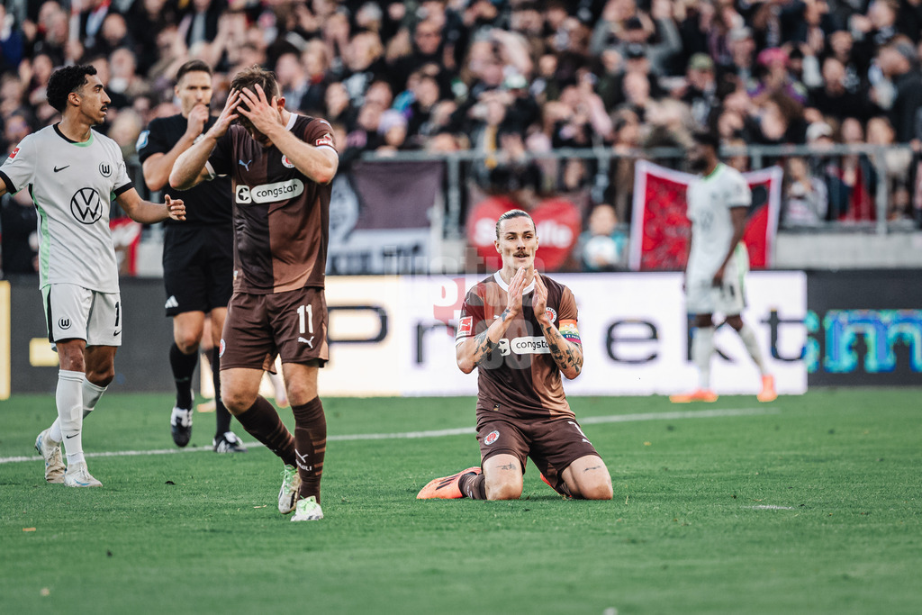 Fußball | Männer | Saison 2024/2025  | Fußball-Bundesliga | 8. Spieltag | FC St. Pauli vs. VfL Wolfsburg | 26.10.2024 | Jackson Irvine (#7, FC St. Pauli) geht zu Boden auf die Knie und ärgert sich
