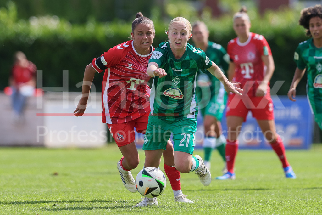 Fussball, Testspiel Frauen, SV Werder Bremen - 1. FC Köln | v.li.: Laura Feiersinger (1. FC Köln, 27) und Caroline Siems (SV Werder Bremen, 21) im Zweikampf, Duell, Dynamik, Aktion, Action, Spielszene