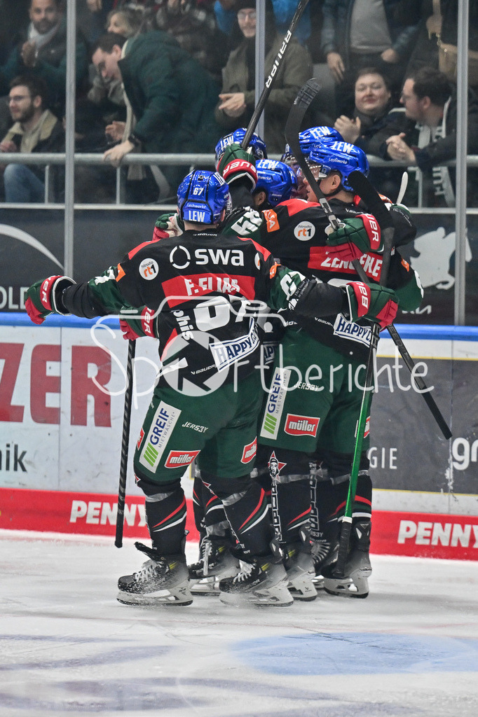 Augsburger Panther - Nürnberg Ice Tigers | Jubel der Panther nach dem Treffer zum 1-0 durch Nicholas BAPTISTE (Augsburger Panther 73) / Freude / happy / Tor / Torschuetze / DEL: Augsburger Panther - Nuernberg Ice Tigers, Curt Frenzel Stadion am 03.01.2025