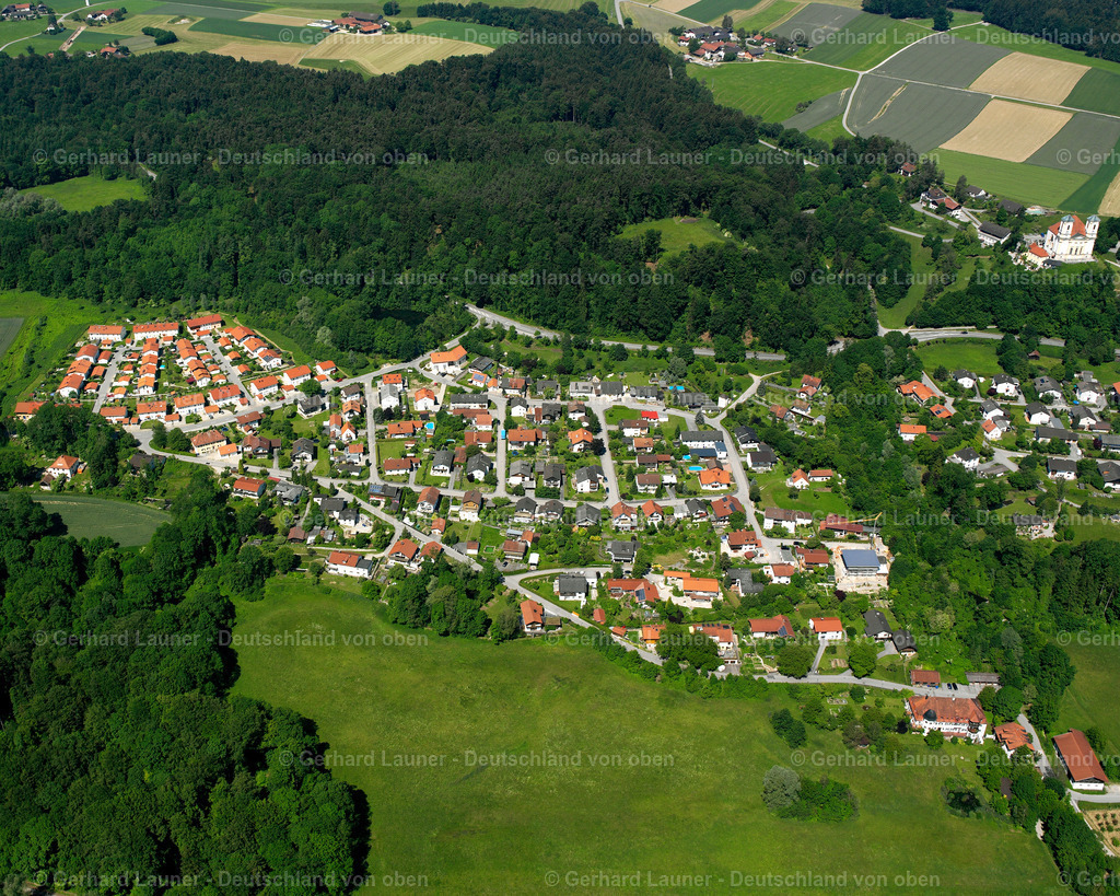 2600301 | SCHEUERHOF 09.06.2006 Wald- Gebiete und Forstflächen umsäumen das Siedlungsgebiet des Dorfes in Scheuerhof im Bundesland Bayern, Deutschland // Village - view on the edge of forested areas in Scheuerhof in the state Bavaria, Germany Foto: Gerhard Launer