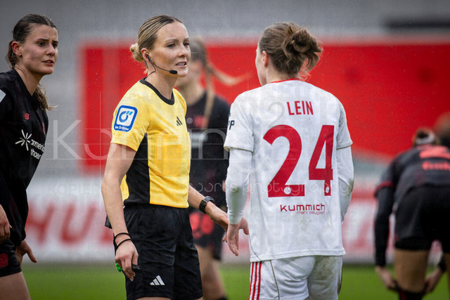 Frauen Fußball-Bundesliga; Bayer 04 Leverkusen - 1. FC Nürnberg, 31.01.2026 | Fabienne Michel (Gau-Odernheim) spricht mit Nastassja Lein (1. FC Nürnberg, 24); Bayer 04 Leverkusen - 1. FC Nürnberg an Spieltag 16 der Google Pixel Frauen-Bundesliga am 31.01.2026 im Ulrich-Haberland-Stadion in Leverkusen (Nordrhein-Westfalen). DFL REGULATIONS PROHIBIT ANY USE OF PHOTOGRAPHS AS IMAGE SEQUENCES AND/OR QUASI-VIDEO.