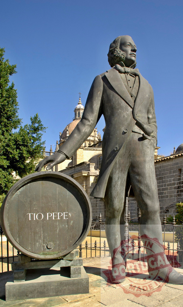 Manuel Maria Gonzalez Angel statue with Tio Pepe barrel. Espana - Cadiz | Bronze statue of Manuel Maria Gonzalez Angel standing beside a Tio Pepe sherry barrel - Realized with Pictrs.com