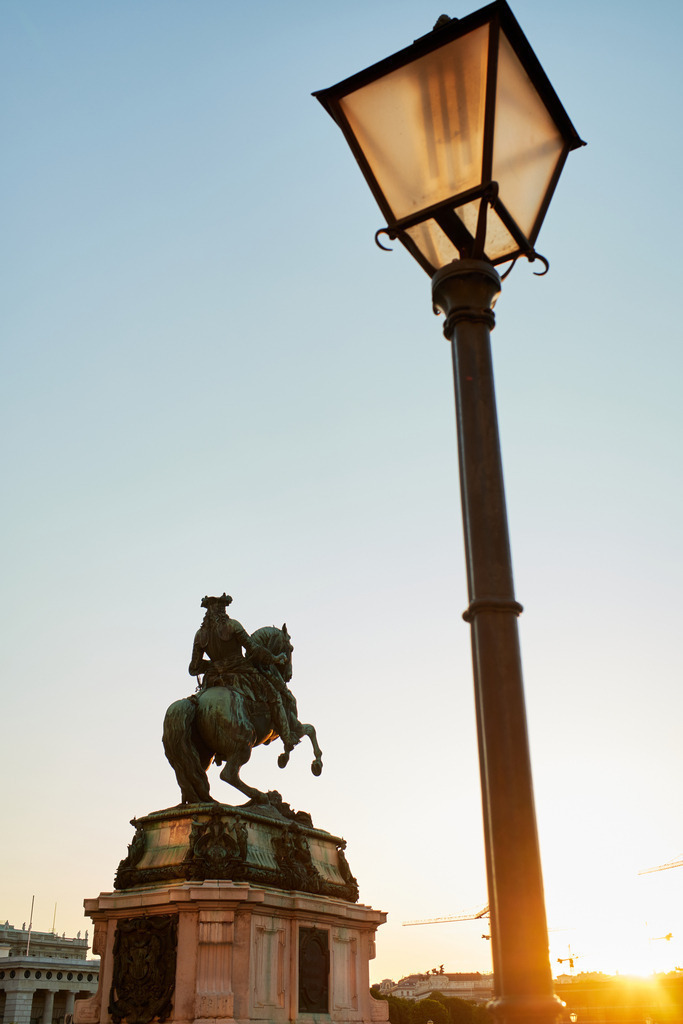Prinz Eugen - Reiterstatue | Wien, Austria - July 04, 2019: Prinz Eugen - Reiterstatue mit Laterne im Abendlicht. - Realisiert mit Pictrs.com