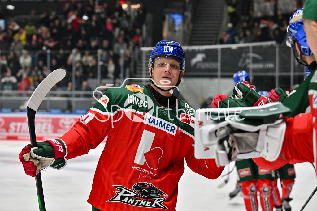 Augsburger Panther - Düsseldorfer EG | Jubel der Panther nach dem Treffer zum 4-0 durch Alexander OBLINGER (Augsburger Panther #50)  / Freude / Happy / Tor / Torschuetze / DEL: Augsburger Panther - Düsseldorfer EG, Curt Frenzel Stadion am 13.12.2024 / Thomas SCHEMITCH (Augsburger Panther #62)