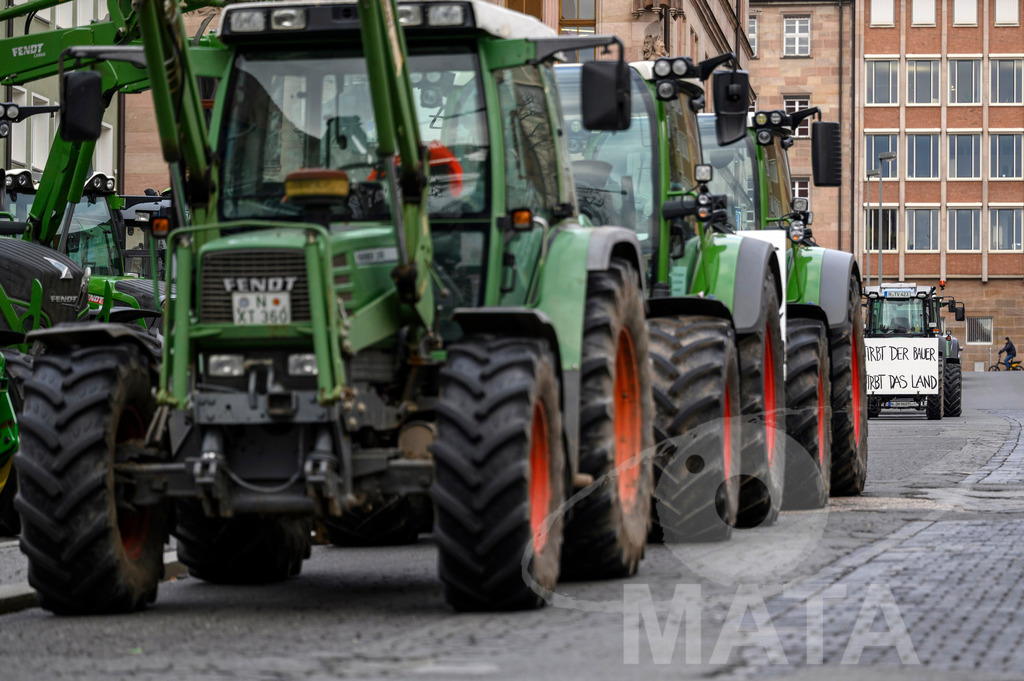 _DWA4329 | Bauerndemo gegen Agrarpolitik der Bundesregierung  auf dem Straße Obstmarkt und Hauptmarkt . Nürnberg, 08.01.2024 - Realisiert mit Pictrs.com