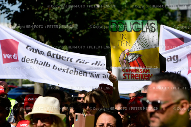 20230904_PH63838-streik-verdi-VT5-raunheim-HEN-FOTO | 04.09.2023 Protest Kundgebung von Beschäftigten der hessischen Filialen von Adler Moden Esprit Galeria Karstadt Kaufhof H&amp;M Hennes & Mauritz IKEA Kaufland Parfümerie Douglas Primark REWE PENNY TK Maxx Zara vor dem Lokal der 5. Tarifverhandlung Einzelhandel Versandhandel in Hessen im NH Hotel Frankfurt Airport West # Plakat "DOUGLAS in den Tarif - gemeinsam streiken" (Foto: Peter Henrich) - Realisiert mit Pictrs.com