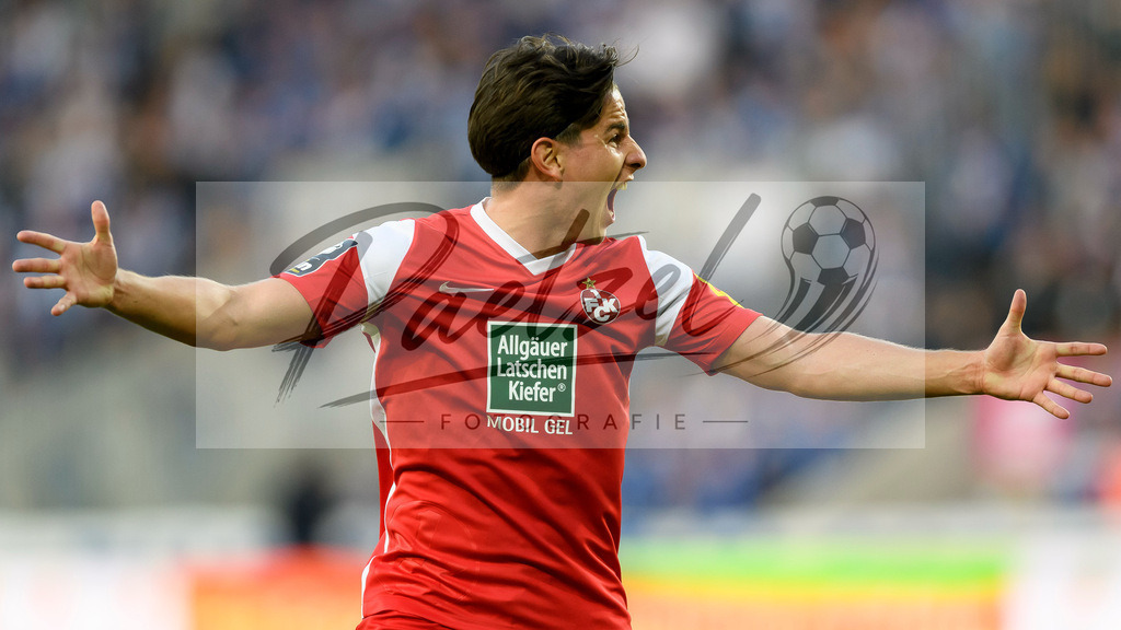 FCMFCK20210904_215 | Fussball, Herren: Nicolas Sessa (1. FC Kaiserslautern) gestikuliert beim Spiel der 3. Liga zwischen 1. FC Magdeburg und 1. FC Kaiserslautern in der MDCC-Arena am 04.09.2021 in Magdeburg, Deutschland.DFB / DFL REGULATIONS PROHIBIT ANY USE OF PHOTOGRAPHS AS IMAGE SEQUENCES AND/OR QUASI-VIDEO. - Realisiert mit Pictrs.com