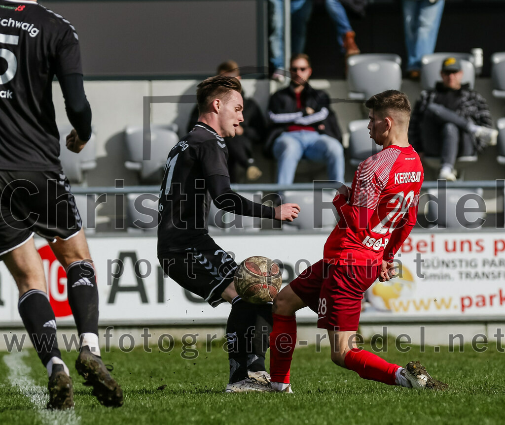 2024-02-24_098_FC_Schwaig_gegen_TSV_1880_Wasserburg | Oberding, Deutschland, 24.02.2024:
Fußball, 2. Runde Qualifikation TOTO-Pokal 2023 / 2024, 1. Spieltag, FC Schwaig gegen TSV 1880 Wasserburg, Endergebnis: 2:3

Leon Roth (FC Schwaig, #21), Manuel Kerschbaum (TSV 1880 Wasserburg, #28)

Foto: Christian Riedel / fotografie-riedel.net