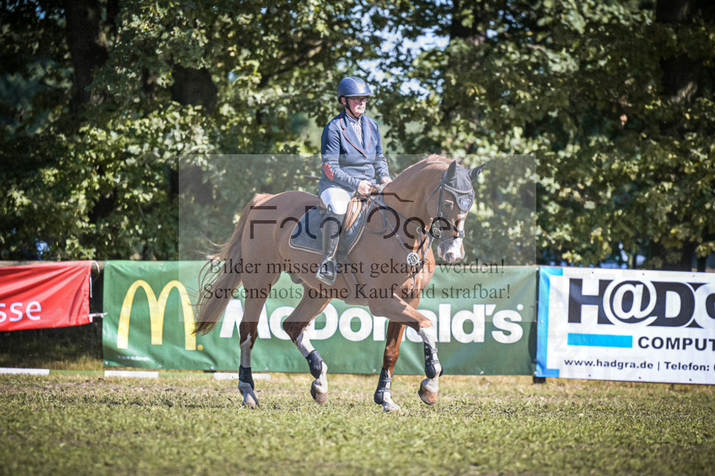 DOS_0992 | Entdecke hochwertige Reitturnierfotos von Foto Oger. Professionell, emotional und authentisch – jetzt Lieblingsmomente im Shop bestellen.Deutschlandweite Turnierfotografie. - Realisiert mit Pictrs.com