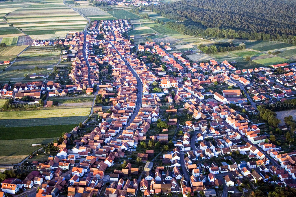 Luftbild: Dorfansicht in Hatzenbühl im Bundesland Rheinland-Pfalz in Deutschland. Foto: IMG_2939.jpg vom 23.06.2006 durch Werner Riehm/FLY-FOTO.de
