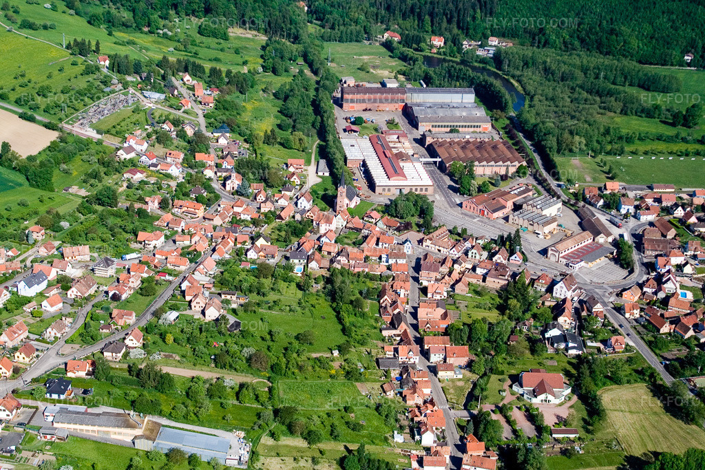 Aerial view: View of the town in Zinswiller in the state Bas-Rhin, France.Photo: IMG_10854.jpg taken on 05/12/2008 by Werner Riehm/FLY-FOTO.comResolution of the original: 3456 x 2304 px