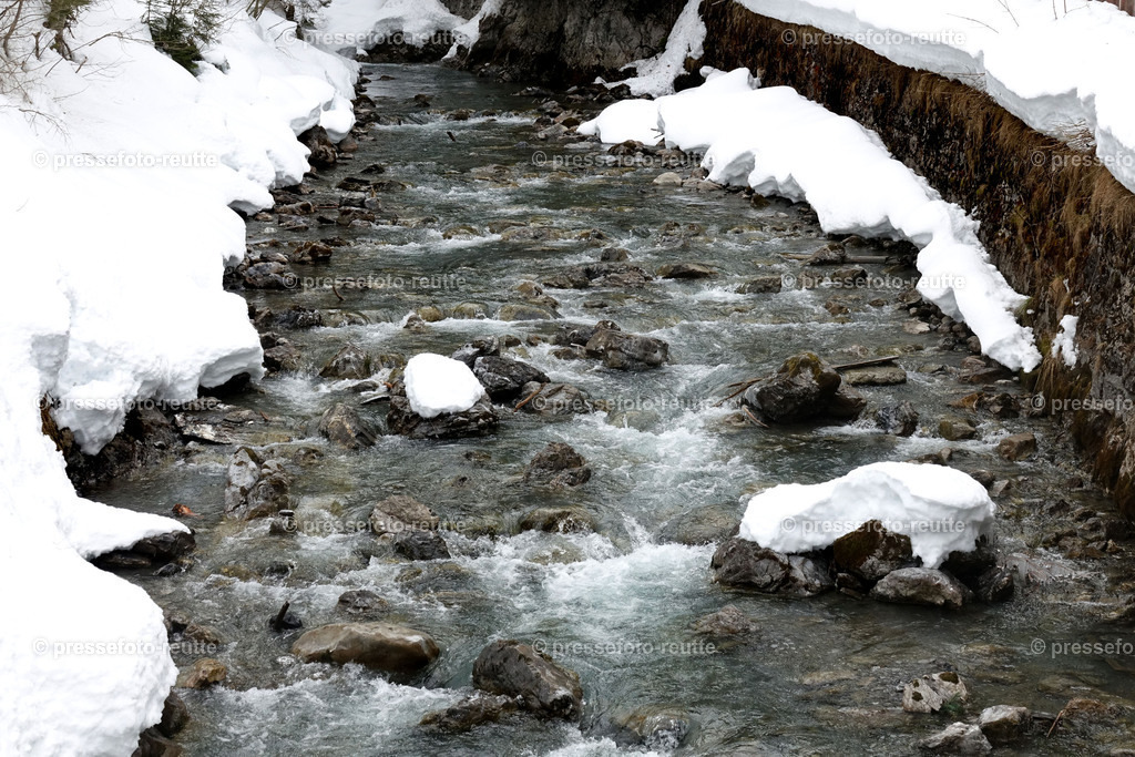welltvi-Lechfluss-Winter_24Feb2019-Steeg_DSC05391 | Info aus dem Bezirk Reutte/Ausserfern Tirol sowie eine umfangreiche Bilddatenbank über die gesamte Region: Lechtal, Talkessel Reutte, Tannheimertal, Zwischentoren. Lech, Plansee, Zugspitze, Grenztunnel, B179, Fernpassstraße, Verkehr, Lawinen, Tradition, - Realisiert mit Pictrs.com