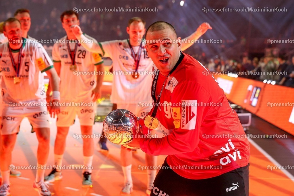 xSSCx19042602060 | 19.04.2026, xsscx, Handball, DHB-Pokal Lidl Final4, Finale, Füchse Berlin - Bergischer HC, Saison 2025 / 2026 Herren, Lanxess Arena, Köln: Die Mannschaft der Füchse Berlin feiert den Sieg im DHB-Pokal, Dejan Milosavljev (Füchse Berlin #96) Photo: xSandraxScherningxPressefotoKochx