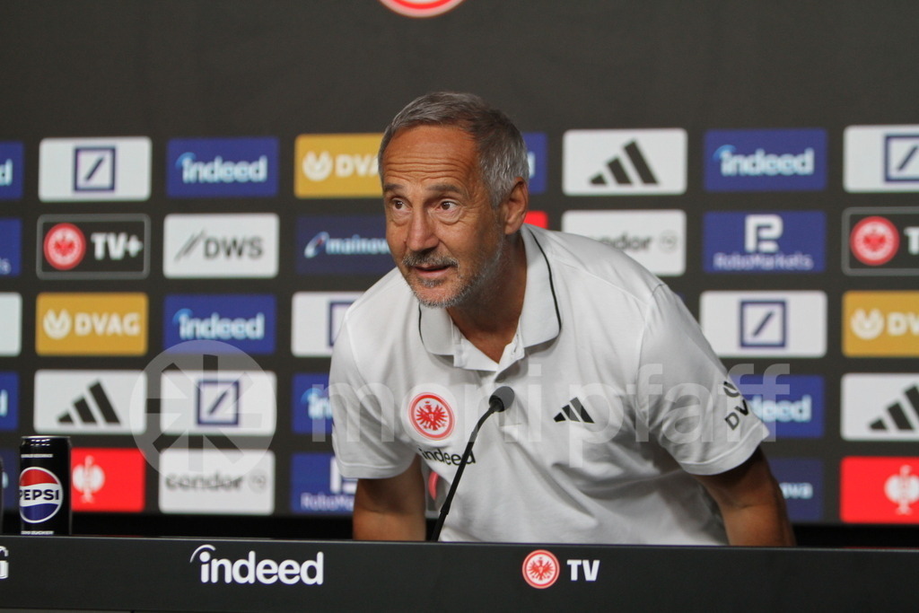 Adi_Hütter_Eintracht Frankfurt_Trainer | Adi_Hütter_Eintracht Frankfurt_Trainer - Realisiert mit Pictrs.com
