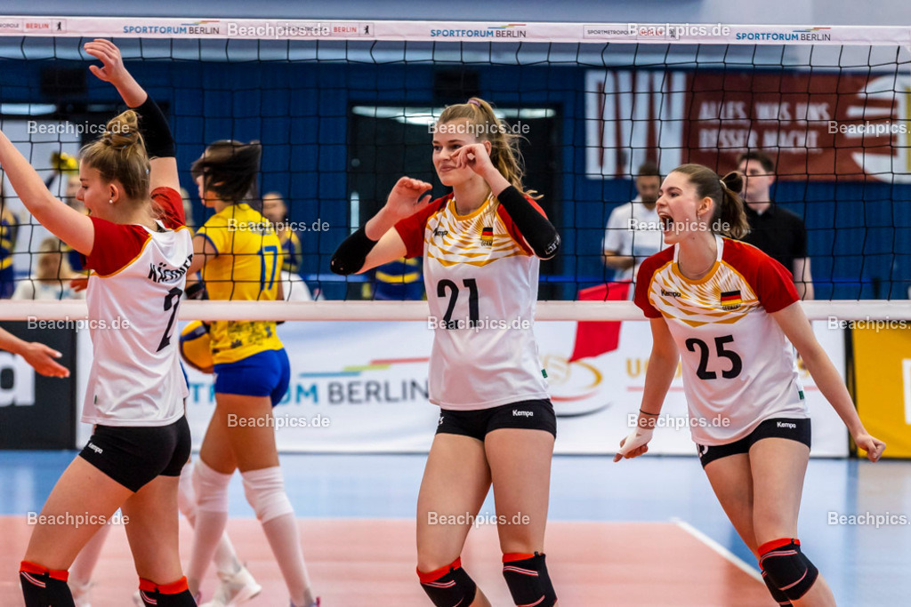 2023-00070850-Freundschaftsspiel-Deutschland-Ukraine | Jubel Camilla WEITZEL GER, Rica MAASE GER 20.05.2023; Berlin Foto: Gerold Rebsch - www.beachpics.de
