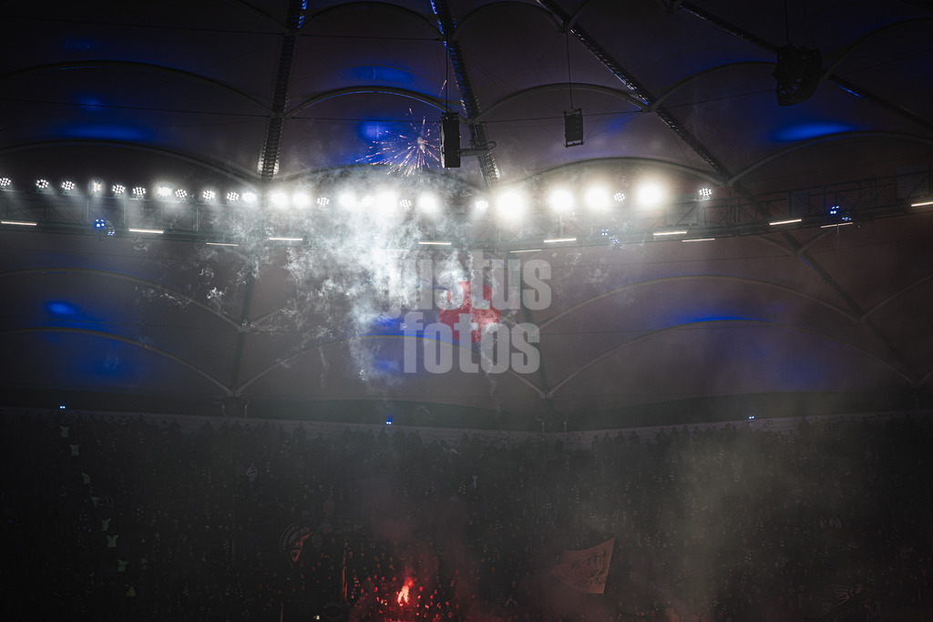 Fußball | Männer | Saison 2025/2026 | 1. Fußball-Bundesliga | 15. Spieltag | Hamburger SV vs. Eintracht Frankfurt | 20.12.2025 | Fans aus Frankfurt schießen Feuerwerkskörper in die Luft Raketen