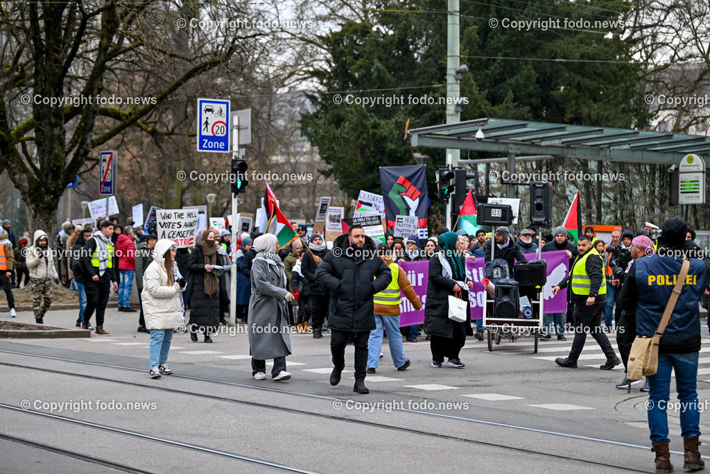 Demonstration Paleastina in Linz_ Pro Gaza_ 14.01.2024-27 | 14.01.2024, Linz, AUT, Demonstration, im Bild Palästina, Palaestina, Gaza, Demoteilnehmer, Teilnehmer, Kundgebung, Plakate, Fahnen, Polizei, Beamte, Polizeifahrzeuge, Einsatzkraefte, Israel, Krieg, Hamas, Geisel, Freiheit, Frieden