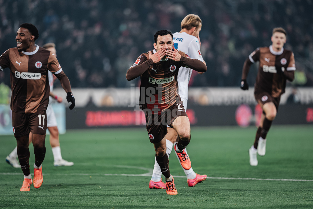 Fußball | Männer | Saison 2024/2025  | Fußball-Bundesliga | 12. Spieltag | FC St. Pauli vs. Holstein Kiel | 29.11.2024 | Manolis Saliakas (#2, FC St. Pauli) schießt das Tor zum 1:0 und jubelt