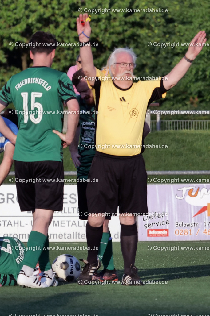 Fußball Kreispokal 25/26 Ü 32 : Spiel um Platz 3 : SV 08/29 Friedrichsfeld - SV Ringenberg AH  2 : 1 | Fußball Kreispokal 25/26 Ü 32 : Spiel um Platz 3 : SV 08/29 Friedrichsfeld - SV Ringenberg AH  2 : 1Spielort : Voerde Friedrichsfeld - Realisiert mit Pictrs.com