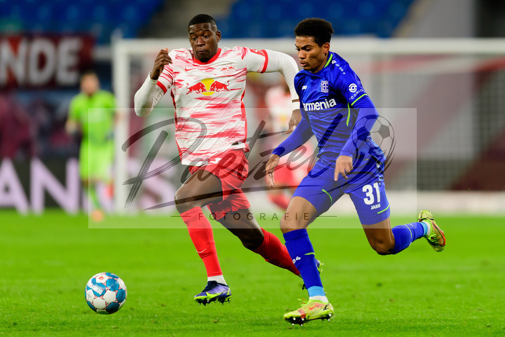 RBLLEV20211128_187 | Fussball, Herren: Nordi Mukiele (RB Leipzig) und Amine Adil (Bayer 04 Leverkusen) im Zweikampf bei dem Spiel der 1. Bundesliga zwischen RB Leipzig und Bayer 04 Leverkusen in der Red Bull Arena am 28.11.2021 in Leipzig, Deutschland.DFB / DFL REGULATIONS PROHIBIT ANY USE OF PHOTOGRAPHS AS IMAGE SEQUENCES AND/OR QUASI-VIDEO. - Realisiert mit Pictrs.com