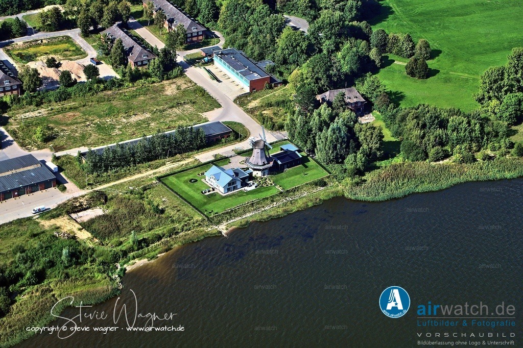 Luftbild Mühle Nicola in Schleswig | Luftbild Mühle Nicola in Schleswig - Die Geschichte der Windmühlen in Schleswig-Holstein reicht bis ins 13. Jahrhundert zurück, als die ersten Bockmühlen errichtet wurden, bei denen das rechteckige Mühlengebäude auf einem drehbaren Bock steht, um die Flügel immer in den Wind drehen zu können.