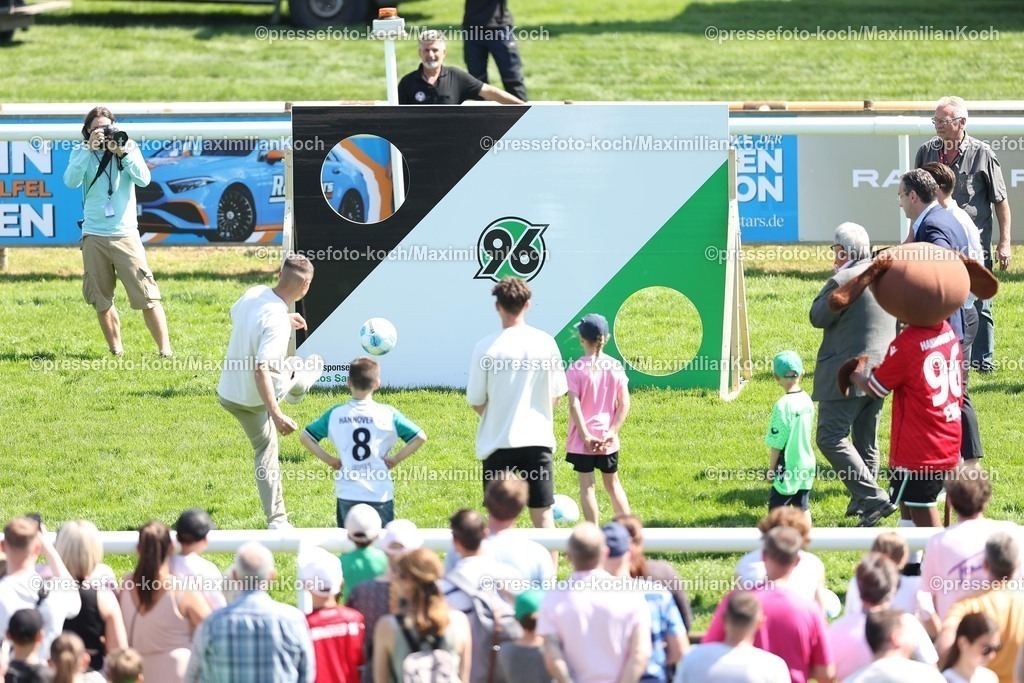 HanMX01052588001 | 01.05.2025, Fußball, Hannover 96 Renntag, Die Fußballprofis von Hannover96 zu Gast auf der Pferderennbahn Neue Bult. Im Bild Torwandschießen zusammen mit Jannik Rochelt, Nicolo Tresoldi und Ron-Robert Zieler
