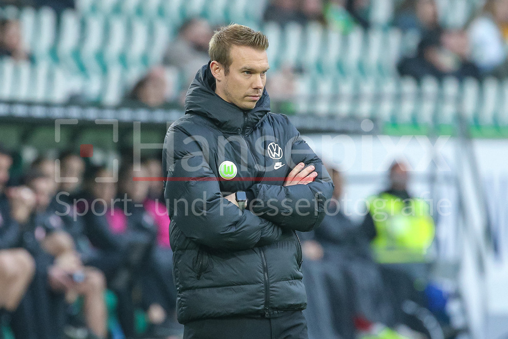 Fussball, Google Pixel Frauen-Bundesliga, VfL Wolfsburg - Eintracht Frankfurt | v.li.: Tommy Stroot (Trainer, Cheftrainer, VfL Wolfsburg) Portrait, Nahaufnahme, Einzelfoto, Einzelbild, DIE DFB-RICHTLINIEN UNTERSAGEN JEGLICHE NUTZUNG VON FOTOS ALS SEQUENZBILDER UND/ODER VIDEOÄHNLICHE FOTOSTRECKEN. DFB REGULATIONS PROHIBIT ANY USE OF PHOTOGRAPHS AS IMAGE SEQUENCES AND/OR QUASI-VIDEO.