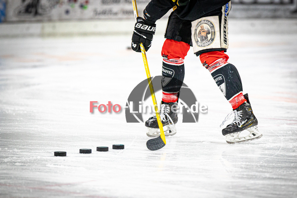 TSV Peißenberg MINERS gegen ESC Kempten SHARKS | Eishockey Bayernliga Herren Pre-Playoffs 2024/25, TSV Peißenberg MINERS gegen ESC Kempten SHARKS, 20250131,Schuss, Training, Puck, Einschießen,2025-01-31 in Peißenberg (Eisstadion Peißenberg)Copyright: WolfgangxLindner foto-lindner.de