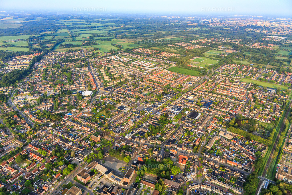 Vue aérienne: Vue de la ville depuis l'est à le quartier Schipholt-Glanermaten in Enschede dans le département Overijssel, Pays-Bas. Photo: IMG_008178.jpg prise le 18/07/2020 par Werner Riehm/FLY-FOTO.eu – Résolution de l'original: 5472 x 3648 px