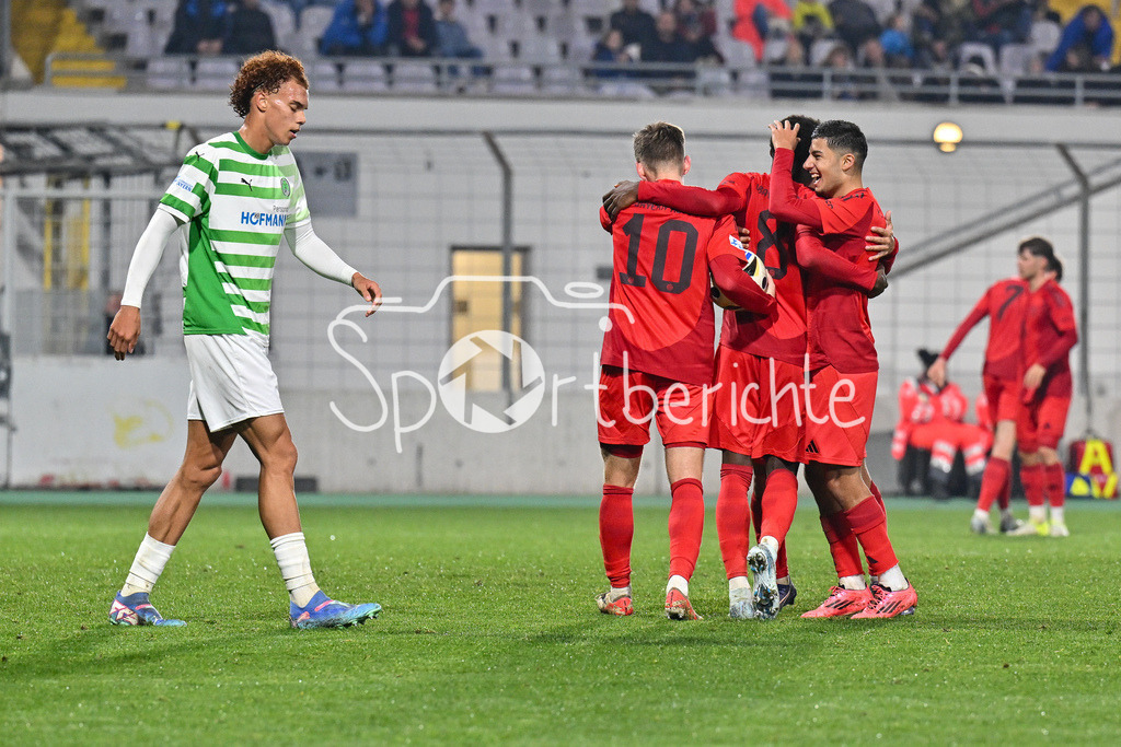 FC Bayern Amateure - SpVgg Greuther Fürth II | Jubel der kleinen Bayern nach dem Treffer zum 2-0 durch Noel ASEKO NKILI (FC Bayern München II #8) / Freude / happy / Tor / torschuetze / Regionalliga Bayern: FC Bayern Muenchen II - SpVgg Greuther Fuerth II, Gruenwalder Stadion am am 29.10.2024