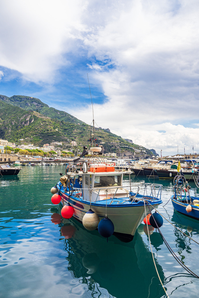 Boote im Hafen von Maiori an der Amalfiküste in Italien | Boote im Hafen von Maiori an der Amalfiküste in Italien.
