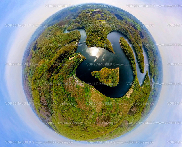 Schleiden240590144_IP-Vogelsang_Urftsee | Luftbild, Urfttalsperre und Urftsee, hinten Vogelsang IP Gebäudekomplex und historisches Museum auf dem Berg Erpenscheid, unter Denkmalschutz stehende ehemalige NS-Ordensburg Vogelsang, Erdkugel, Fisheye Aufnahme, Fischaugen Aufnahme, 360 Grad Aufnahme, tiny world, little planet, fisheye Bild, Morsbach, Schleiden, Nordrhein-Westfalen, Deutschland