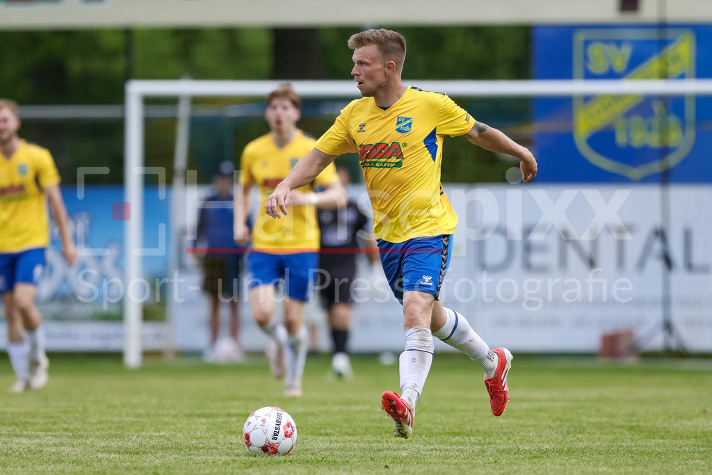 Fussball, Aufstiegsrunde Regionalliga Nord, SV Todesfelde - Blumenthaler SV | Janek Sternberg (SV Todesfelde, 37) am Ball, Einzelbild, Ganzkörper, Aktion, Action, Spielszene
