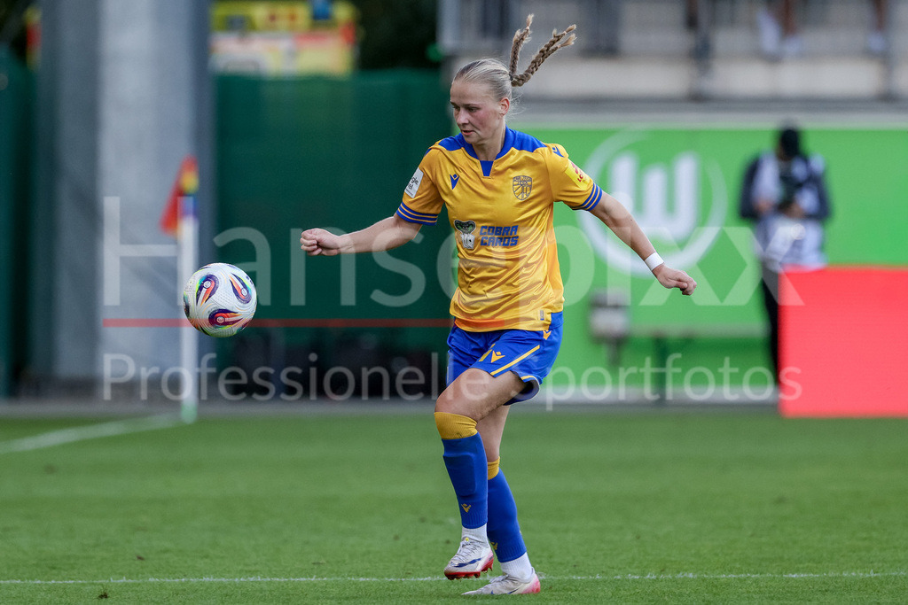 Fussball, Google Pixel Frauen-Bundesliga, VfL Wolfsburg - FC Carl Zeiss Jena | Isabella Jaron (FC Carl Zeiss Jena, 24) am Ball, Freisteller, Einzelbild, Ganzkörper, Aktion, Action, Spielszene, DIE DFB-RICHTLINIEN UNTERSAGEN JEGLICHE NUTZUNG VON FOTOS ALS SEQUENZBILDER UND/ODER VIDEOÄHNLICHE FOTOSTRECKEN. DFB REGULATIONS PROHIBIT ANY USE OF PHOTOGRAPHS AS IMAGE SEQUENCES AND/OR QUASI-VIDEO.