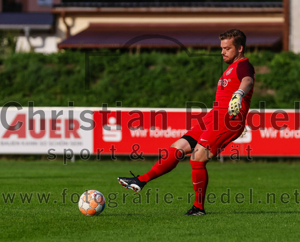 2023-08-08_044_FC_Moosinning_gegen_FC_Langengeisling | Moosinning, Deutschland, 08.08.2023:
Fußball, Bezirksliga Oberbayern Ost 2023 / 2024, 3. Spieltag, FC Moosinning gegen FC Langengeisling, Endergebnis: 0:4

Torwart Christian Brader (FC Langengeisling, #1)

Foto: Christian Riedel / fotografie-riedel.net