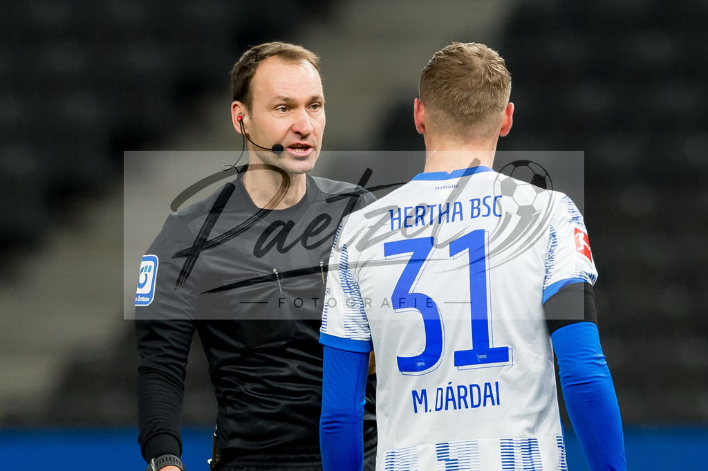 BSCFCB20220123_252 | Fussball, Herren: Schiedsrichter Bastian Dankert spricht mit Marton Dardai (Hertha BSC) bei dem Spiel der 1. Bundesliga zwischen Hertha BSC und FC Bayern Muenchen im Olypiastadion am 23.01.2022 in Berlin, Deutschland.DFB / DFL REGULATIONS PROHIBIT ANY USE OF PHOTOGRAPHS AS IMAGE SEQUENCES AND/OR QUASI-VIDEO. - Realisiert mit Pictrs.com