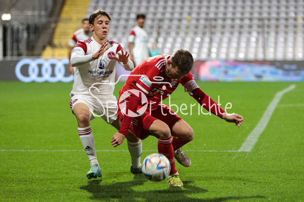 FC Bayern Amateure - 1. FC Nuernberg II | Niklas JAHN (FCn #6) im Duell mit Timo Kern (FCB #10)