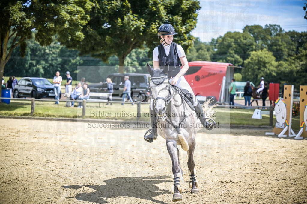 DOS_0012 | Entdecke hochwertige Reitturnierfotos von Foto Oger. Professionell, emotional und authentisch – jetzt Lieblingsmomente im Shop bestellen.Deutschlandweite Turnierfotografie. - Realisiert mit Pictrs.com