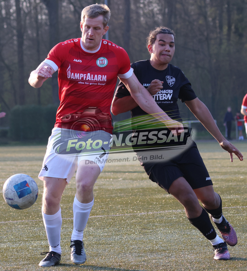 Bünder SV - TV Elverdissen | Auf dem Bild zu sehen: rot Bünder SV: Volkmar Vöge ; schwarz TV Elverdissen: Luca-Toni Pallaks MateoBünder SV, TV Elverdissen, Saison 25/26, Kreisliga A, Deutschland - Realisiert mit Pictrs.com